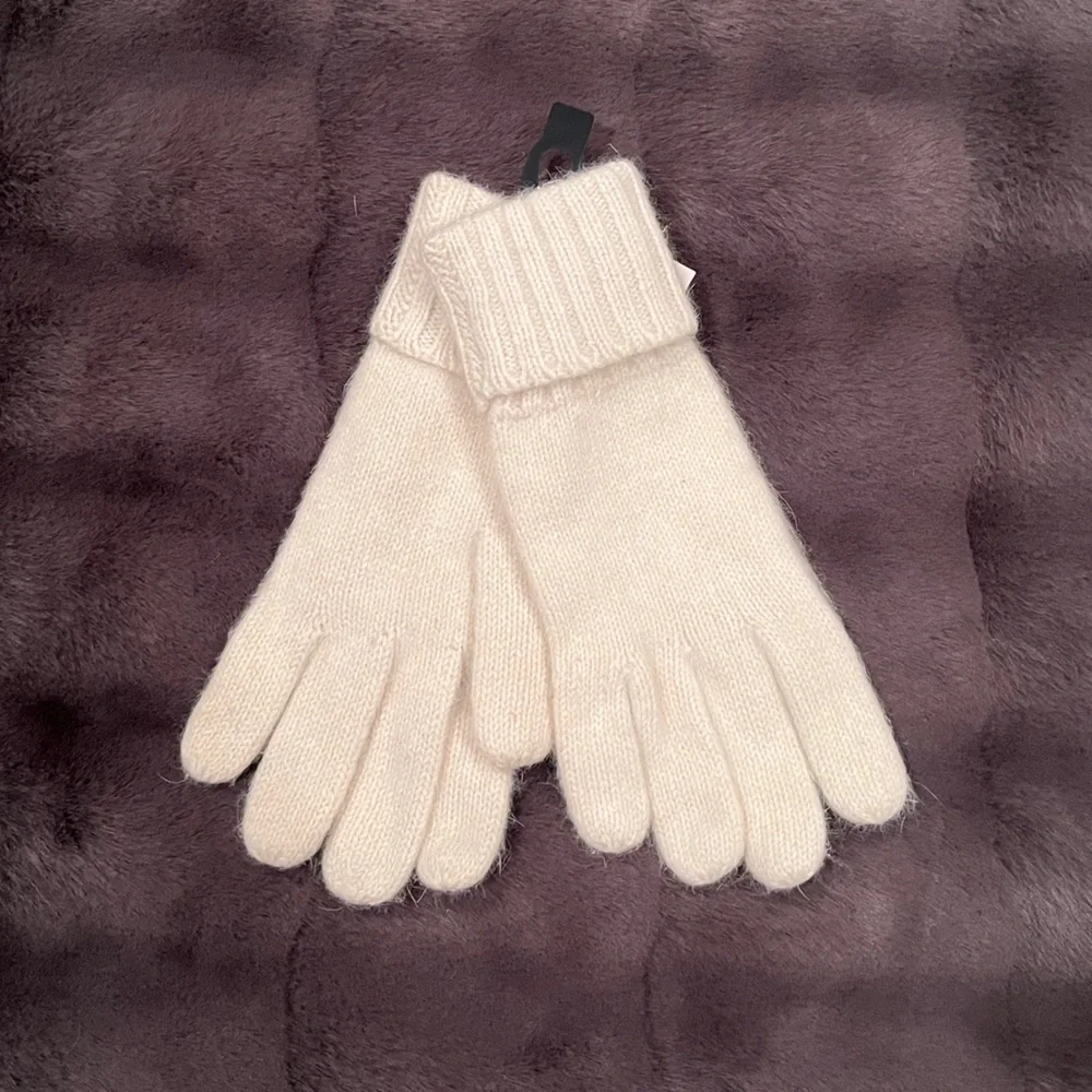 Isotoner Women’s Gloves - Angora (Ivory) - Picture 2 of 4